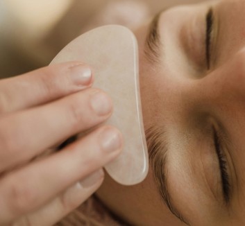 Massage du visage : Le Gua Sha